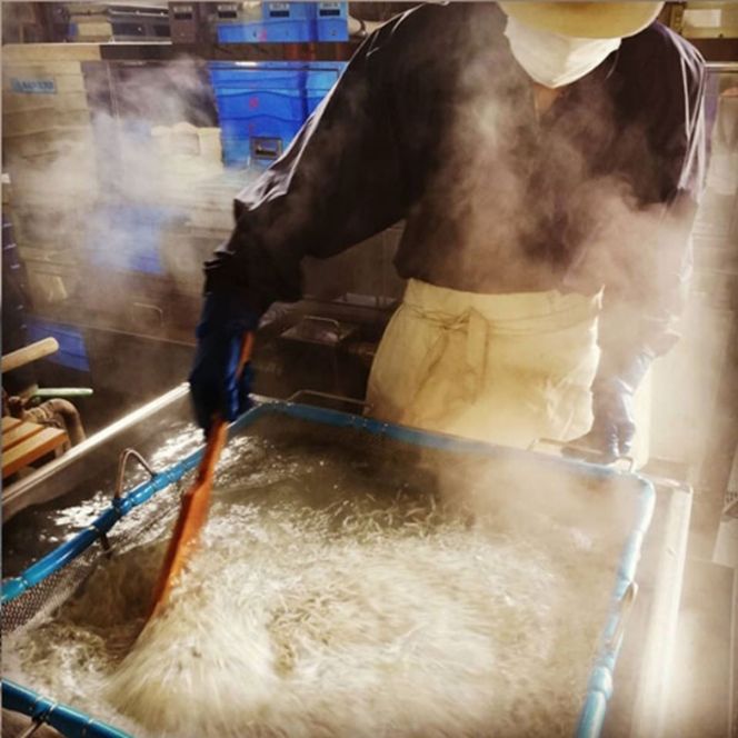 特上茹でたて釜揚げしらす　木箱入り1kg【冷蔵】無添加・無着色 【mar109】