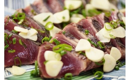 老舗 寺尾鮮魚店の初鰹と戻り鰹のタタキ定期便 1.5kgセット × 2回 タレ・薬味付き カツオのたたき 高知 藁焼き 真空パック 冷凍 定期便 旬 春 秋 食べ比べ 初ガツオ 戻りガツオ 鮮魚店 タタキ 1.5kg 2回 タレ 薬味 ねぎ にんにく 解凍方法 流水解凍 冷蔵庫 半解凍 キャッチコピー 本場 グルメ 海鮮 節 安芸市 高知県