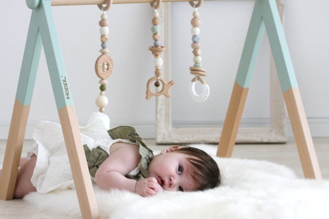 HOPPL（ホップル）　ベビージムセット（ジム：ホワイト・ハンギングトイ：ブルー）　ネームプレート付き