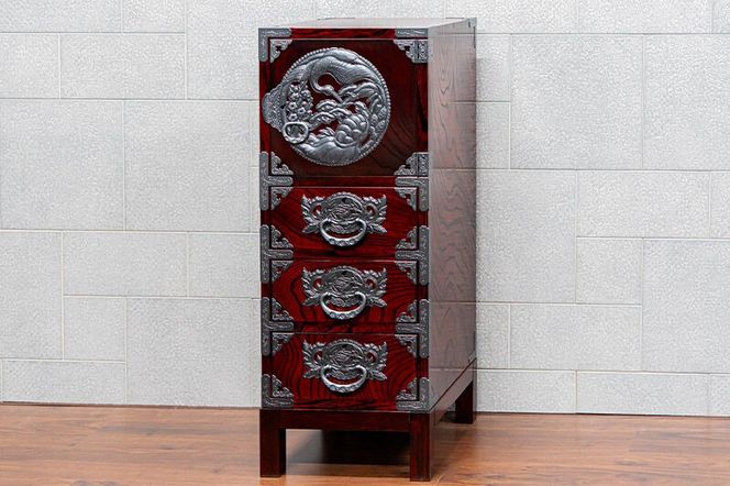 仙台箪笥 35巾脚付すきまチェスト 拭き漆塗り【扉：彫金手打金具】（鶴亀松竹梅）（お申込書返送後8ヶ月～12ヶ月程度でお届け）工芸品 伝統 [仙台箪笥 チェスト タンス たんす 小型 拭き漆塗り 高級 工芸品 伝統 欅産業 宮城県 利府町]|06_kyk-860301