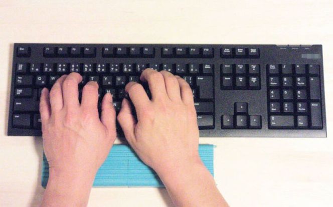 ヘコまずリストレスト からしイエロー パソコン 周辺機器 アクセサリー パームレスト 愛西市 / 株式会社 竜章産業 [AEBT004]