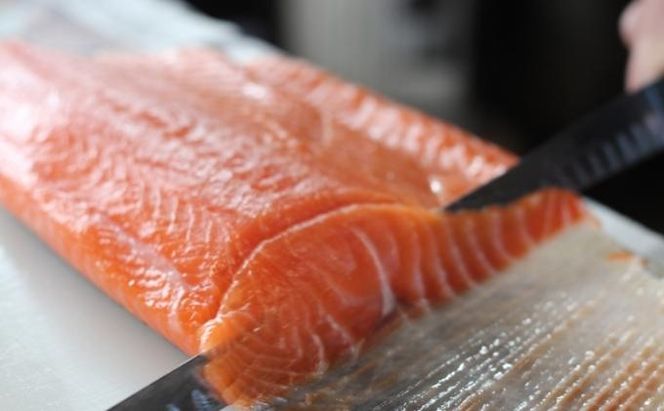 スモークサーモン 極上燻鮭 ブロック 大 アトランティックサーモン 燻製 サーモン 魚介  海鮮 加工品 加工食品 おつまみ つまみ  香川 香川県 東かがわ市