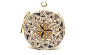 【文庫屋大関】マカロンポーチ カロー＜ブラック＞【皮革工芸品】 ポーチ ミニポーチ 小物入れ アクセサリー入れ イヤホン入れ 収納 保管ケース 手のひらサイズ  本革 革 皮革 工芸品 工芸 雑貨 ギフト プレゼント 日本製 東京