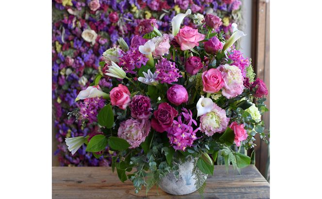 【母の日】洗練されたデザインの美しいアレンジメント ラフィネ＜お届け日：2026年5/4～5/10 当店おまかせ ＞母の日カード付き【 母の日 ギフト アレンジ 花 贈り物 大阪府 門真市 】 272230_BG156