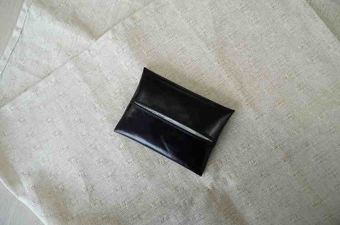 やわらかい本革「ポケットティッシュケース」 ブラック 革 ティッシュ ポケットティッシュ 黒 子牛 カーフレザー 薄い 軽い やわらかい 本革 ティッシュカバー H066-062