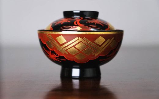 秀衡塗　煮物椀(松紋・黒内古代朱)　2個 / 漆器 お椀 吸い物椀 煮物椀 おわん 食器 ふた付き セット 漆椀 漆塗 うるしぬり 手塗り 木製 伝統工芸品 和 お正月 高級 結婚 新築祝い お祝い 贈答 贈り物 プレゼント ギフト 香典返し お返し おもてなし