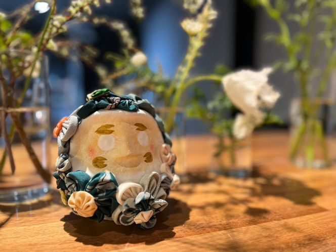 だるま つまみ細工風 華だるま（着物などの古布クラフト デコレーションだるま 体高13センチ）｜ 置物 オブジェ インテリア 縁起物 だるま クラフト 古風 古布 デコレーション かわいい 飾り着 花飾り アート 作品 伊那 長野 信州 【037-19】