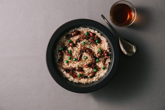 PETARI ShallowPot 24cm　Jet Black（ブラック）G.M.P 【 グッドデザイン賞受賞 陶器製 万能調理土鍋 鍋 土鍋 平鍋 浅鍋 電子レンジ可 キッチン雑貨 新生活 ギフト プレゼント 三重県 四日市市】 -[G236-3]