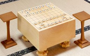 【小林健二 九段 揮毫入り駒箱付き】五寸脚付将棋盤 駒台付 第70期王将戦上峰町開催記念!! J-189