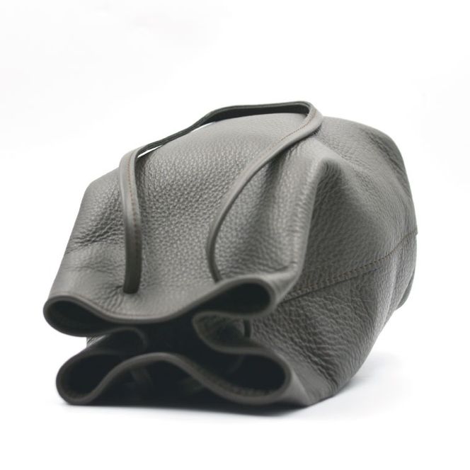 益子の革工房maharoの巾着バッグ（M）ダークグレー (AX140-2)