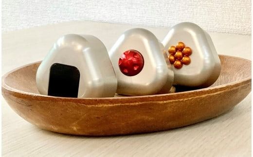 ひんやり冷たいアルミ合金製 KIHOの文鎮 （おむすび形ペーパーウエイト） 結 【ＯＭＵＳＵＢＩ】 海苔 KIHO アルミ 合金 金属 おむすび おにぎり のり ペーパーウェイト H084-060