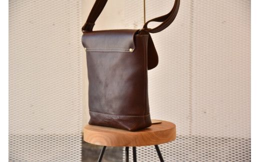 リッチオイルレザー(岡喜近江牛レザー）で作った　ショルダーバッグ　　ダークウォルナット【CC24W】
