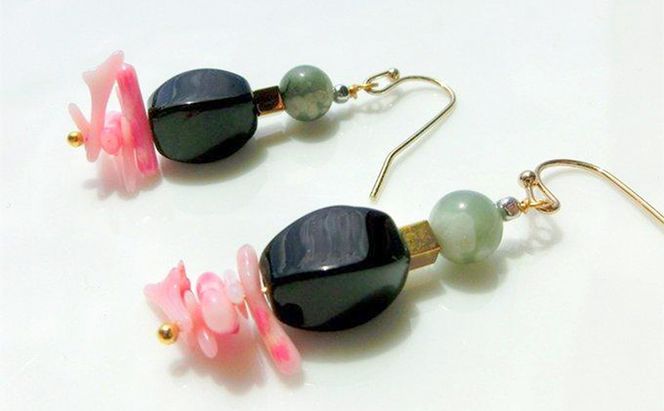 pink frill ピアス クリスタル アクセサリー 1個【シンプル ピンク サンゴ グリーン 天然石 可愛い ハンドメイド 手作り  職人 透明感 上品 華やか ドレス 大人な雰囲気 ギフト プレゼント ラッピング 結婚式 Q 北海道 幕別町】