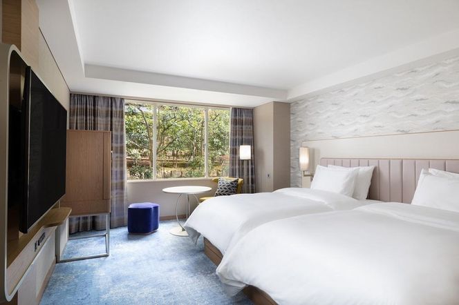 【ウェスティン都ホテル京都】ホテル宿泊ペアチケット 平休日1泊朝食付《デラックスツイン》［ 京都 岡崎 南禅寺 人気観光地 好アクセス 古都一望 ホテル ペア 宿泊券 人気 おすすめ ホテル 宿泊 旅行 観光 グルメ ふるさと納税 ］ 261009_A-LA083