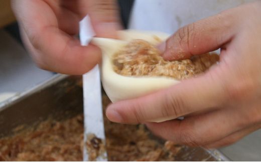 全日完売！入手困難の貴重な老麺肉まんが贅沢に12個入ったセット　【加工品・惣菜・冷凍・肉まん・肉マン】