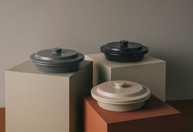 PETARI Shallow Pot 18cm Mud Stone（グレー）G.M.P 【 グッドデザイン賞受賞 陶器製 万能調理土鍋 鍋 土鍋 平鍋 浅鍋 電子レンジ可 キッチン雑貨 新生活 ギフト プレゼント 三重県 四日市市】 -[G631-2]
