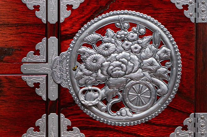 仙台箪笥 中型車箪笥 拭き漆塗り 【扉：彫金手打金具】（源氏花車）（お申込書返送後8ヶ月～12ヶ月程度でお届け）工芸品 伝統|06_kyk-850301