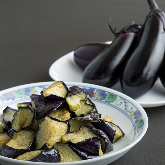 《 定期便/全３回 》 揚げナス 合計1.8kg【乱切り】海洋深層水仕込みのナス使用 揚げなす あげなす カット済 野菜 やさい ナス なす 茄子 生産量日本一 高知 室戸 惣菜 便利 用途 豊富 カット野菜 調理 ハウス栽培 小分け 頒布会