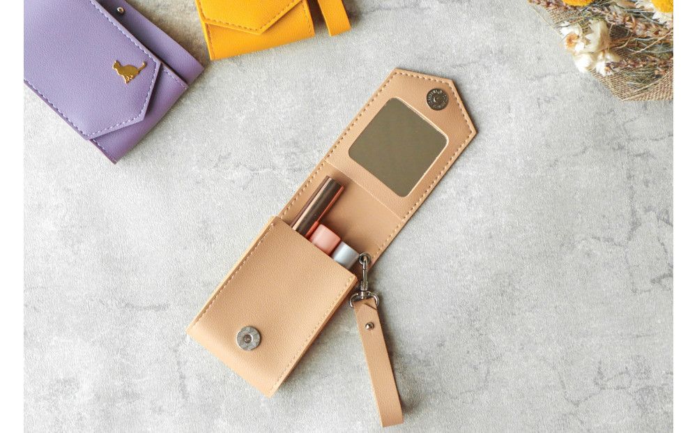 [ベージュ]毎日の“ときめき"を仕込めるリップケース リップクリームホルダー キーホルダーストラップ[ミラー付き・3本入る] 232238_CM032VC03