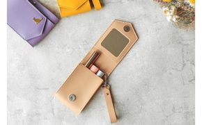 【ベージュ】毎日の“ときめき”を仕込めるリップケース　リップクリームホルダー　キーホルダーストラップ【ミラー付き・3本入る】 232238_CM032VC03