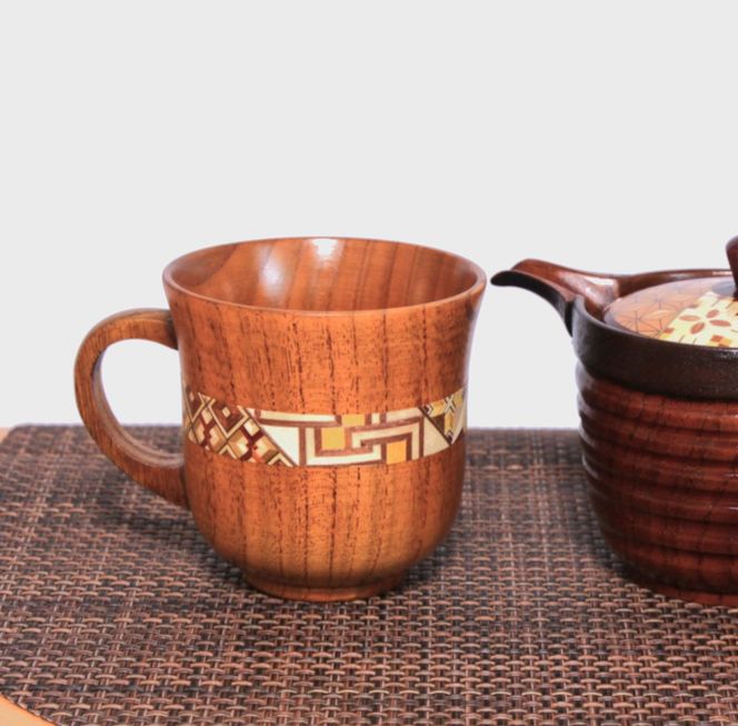 【箱根寄木細工　マグカップ】軽くて割れにくく保温性が高い木製カップを、寄木細工で彩りました。【 キッチン用品 食器 雑貨 日用品 木製食器　職人メイド 工芸品 職人の手作り おしゃれ食器 神奈川県 小田原市 】 142069_CW040