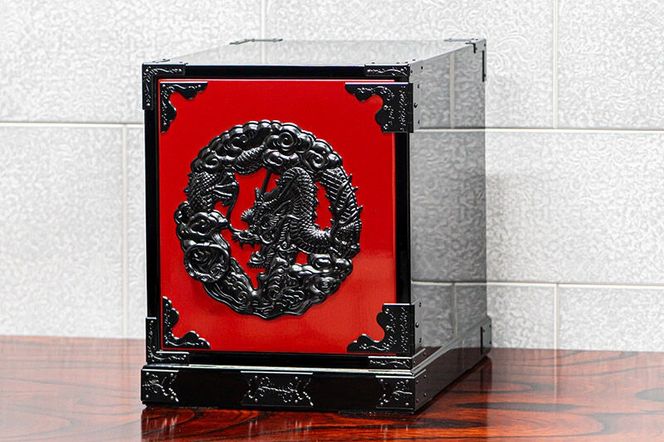 仙台箪笥 舟箪笥 前朱色漆・側黒呂漆塗り 工芸品 伝統 [仙台箪笥 タンス たんす 舟箪笥 前朱色漆 側黒呂漆塗り 小型 高級 工芸品 伝統 欅産業 宮城県 利府町]|06_kyk-241201