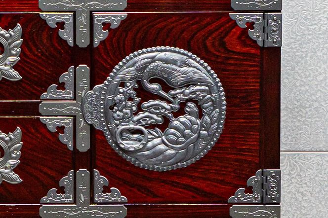 仙台箪笥 【扉：彫金手打金具】 猫足帳場箪笥 拭き漆塗り KC-60BDH （鶴亀松竹梅柄）（お申込書返送後8ヶ月～12ヶ月程度でお届け） [仙台箪笥 タンス たんす 小型 高級 工芸品 伝統]|06_kyk-810301