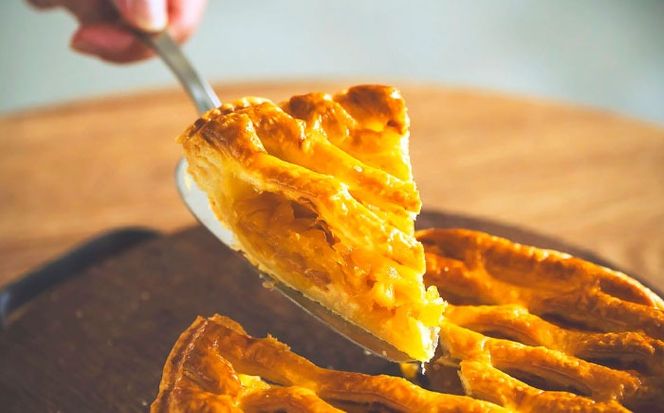 【TVで紹介！】オリジナル★パイナップルパイ (直径約18cm / 約450g) パイン アップルパイ お取り寄せ 絶品 ギフト 年内発送 沖縄市 / 株式会社クロップ[BCCC001] 