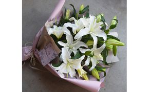 【母の日】カサブランカ５本とグリーンの花束＜お届け日：2026年5/4～5/10 当店おまかせ ＞母の日カード付き【 母の日 ギフト アレンジ 花 贈り物 大阪府 門真市 】 272230_BG128