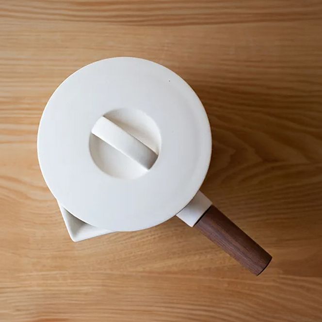 【萬古焼（ばんこやき）】コロンとかわいいフォルムで使い勝手の良いミルクパン 4th-market リコッタ　ミルクパン　蓋つき 白 1個【鍋、土鍋、煮物、スープ、万能、おしゃれ、かわいい、結婚祝、出産祝、セット、贈答、普段使い、手作り、冬、煮込み、一人用、家庭用、一人暮らし、家族、ファミリー、新生活、スープ、三重県 四日市市 ふるさと納税】