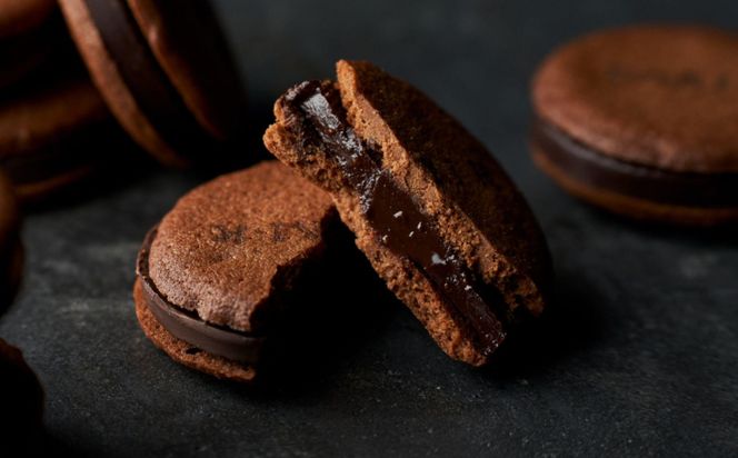 【高島屋選定品】＜dari K(ダリケー）＞カカオサンドクッキー24枚入（ダーク・ミルク・ホワイト×8枚）［ 京都 チョコレート カカオを通して世界を変える 人気 おすすめ ギフト プレゼント 贈答 お取り寄せ お菓子 スイーツ ］ 261009_A-AAH010