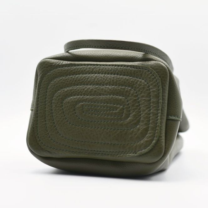 益子の革工房maharoの巾着バッグ（M）オリーブグリーン (AX140-1)