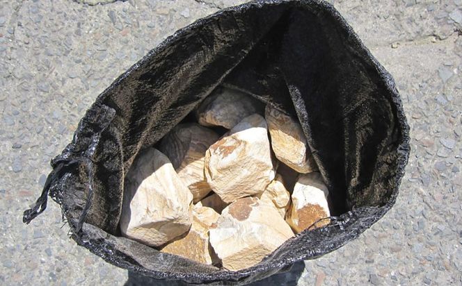 【15個口】庭石、ごろた石 天草中粒（60mm～150mm） 約20kg土嚢袋入り 合計約300kg 天草石 中粒 ブラウン 茶色 石 天然石 庭 熊本県 上天草市