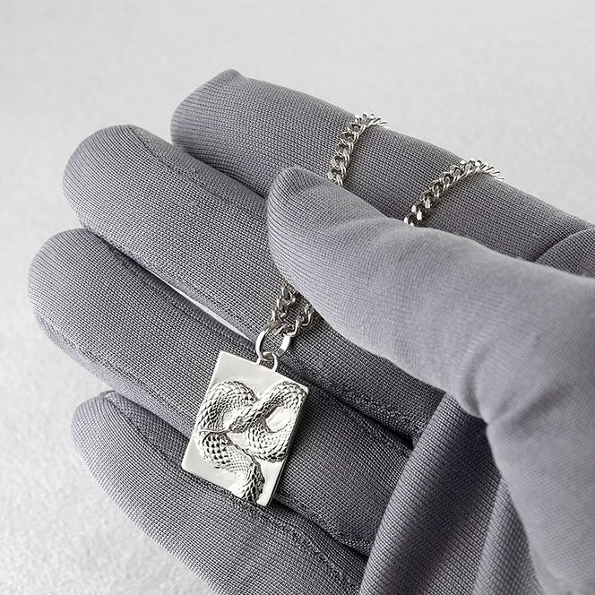 ヘビ 蛇 プラチナ ペンダントトップ スネーク プレート ネックレス ダイヤ 喜平 ダイヤモンド 0.005ct ペンダント 大ぶり pt900 干支 巳年 ジュエリー シンプル 記念日 誕生日 人気 ギフト 普段使い 贈り物241017sh202dpm SWAA229