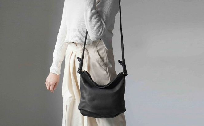 シルキータッチしっとりレザー 軽く柔らかい袋ショルダーバッグ・ＬＵＡ(ＬＡ００2)＃墨黒 バッグ 牛革 レザー 革製品 天然素材 軽量 日本製 ブラック カジュアル 墨田区 東京