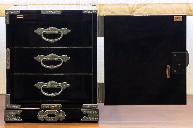 【彫金手打金具】仙台箪笥 舟箪笥 ≪唐獅子牡丹≫ 黒呂漆塗り (申込書返送後、3ヶ月～10ヶ月程度でお届け)|06_kyk-250501