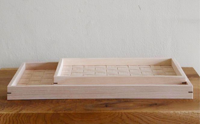 北海道産木材を使用した オリジナルトレイ【L】 雑貨 日用品 工芸品 編込み 薄く 削く ブナ材 丁寧 ウォルナット くさび 意匠 シンプル ティータイム 小物入れ 