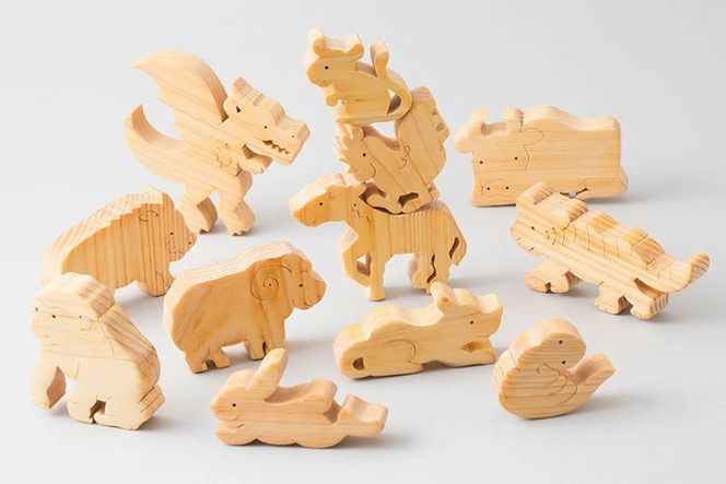 木のおもちゃ パズル 十二支パズル 動物 木製 知育玩具 男の子 女の子 ギフト プレゼント 贈り物 出産祝い 誕生日祝い 日本製 手作り のし 名入れ可能 山のくじら舎 セット内容：パズル12個 パズル台1個 サイズ：W340mm×H25mm×D320mm 材質：ヒノキ スギ 2歳 伝統文化 干支 アジア 好奇心 ラッピング 世界に一つ 受注生産 安芸市 高知県