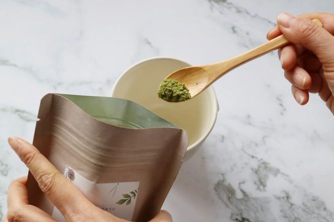 【 マツリカサボン 】 りらく茶 （よもぎ・松の葉・すぎなの3種の粉末ブレンド茶） １袋 / 数量限定 国産 岡山 真庭 農薬不使用 粉末 ブレンド茶 ノンカフェイン デカフェ ヨモギ 松の葉 スギナ MATSURIKA SAVON 【savon006-01】