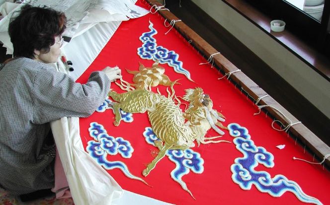 額装用 日本刺繍 「飛天」台生地「金」×額装「ゴールド」 刺繍 伝統工芸 愛西市 / 百武打敷店[AEBR002]