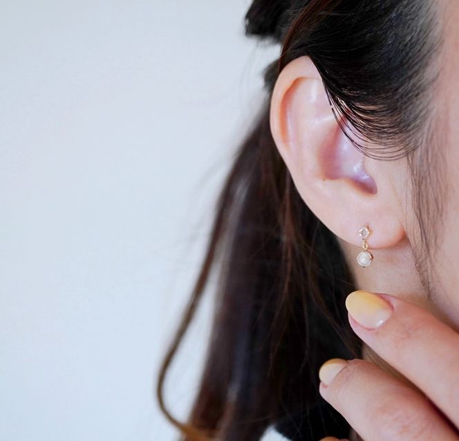 【ジュエリー】K10 イエローゴールド  ホワイトムーンストーン 揺れる ピアス 保証書付 SR-2012 242-003-d