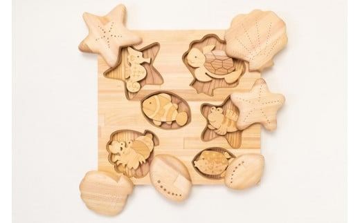 木のおもちゃ パズル かくれんぼパズル うみべ 海辺 生き物 動物 木製 知育玩具 赤ちゃん ベビー 男の子 女の子 ギフト プレゼント 贈り物 出産祝い 誕生日祝い 日本製 手作り 名入れ可能 山のくじら舎 2歳 幼児 子供 玩具 エデュケーショナルトイ 幼児教育 脳トレ 感覚刺激 海の生き物 魚 貝 ヒトデ 木のパズル 想像力 創造力 集中力 観察力 手先の器用さ W340mm H50mm D320mm ヒノキ スギ フェルト 安芸市 高知県