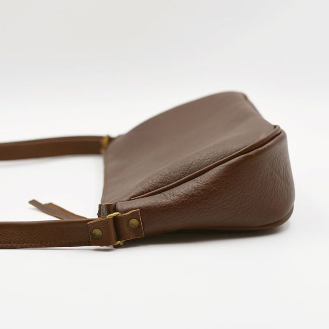 益子の革工房maharoのラウンドショルダーバッグ（M）キャメルブラウン栃木県 益子町 ふるさと納税 ショルダーバッグ バッグ 牛革 手作り (AX116-1)