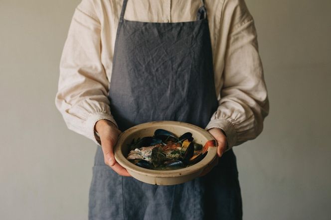 PETARI Shallow Pot 18cm Igneous Rock（ベージュ）G.M.P 【 グッドデザイン賞受賞 陶器製 万能調理土鍋 鍋 土鍋 平鍋 浅鍋 電子レンジ可 キッチン雑貨 新生活 ギフト プレゼント 三重県 四日市市】 -[G631-4] 