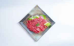 【amazon価格】【熊本と畜】 桜屋 特選馬刺し スライス300g