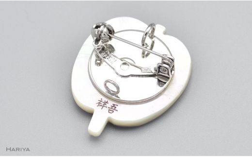 勝負蒔絵 白蝶貝ブローチ 蒔絵 漆 白蝶貝 鳥獣戯画 兎 蛙 うるしアート ハンドメイド ブローチ アクセサリー ギフト 伝統工芸 工芸品 国産 日本製 復興 震災 コロナ 能登半島地震復興支援 北陸新幹線 F6P-1145
