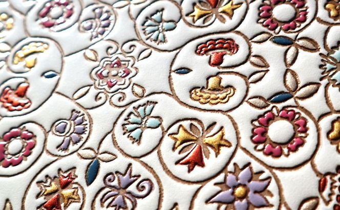 【文庫屋大関】マカロンポーチ 金唐小花【皮革工芸品】 ポーチ ミニポーチ 小物入れ アクセサリー入れ イヤホン入れ 収納 保管ケース 手のひらサイズ  本革 革 皮革 工芸品 工芸 雑貨 ギフト プレゼント 日本製 東京