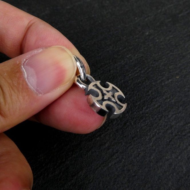 small iron cross pendant アイアン クロス ペンダント ｜ シルバー アクセサリー 十字架 モチーフ 925 ペンダントトップ ネックレス チャーム ジュエリー アクセ ファッション ハンドメイド 人気 シンプル ギフト プレゼント 年末年始 お中元 お歳暮 内祝い 快気祝い