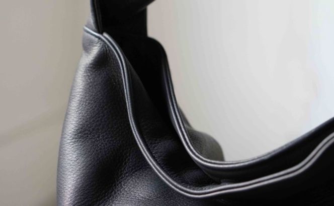 シルキータッチしっとりレザー 軽く柔らかい袋ハンドバッグ・ＬＵＡ(ＬＡ００3)＃墨黒 バッグ 牛革 レザー 革製品 天然素材 軽量 日本製 ブラック カジュアル 墨田区 東京