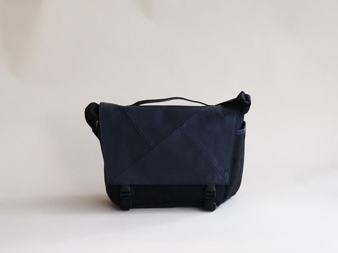 革のカシミヤ　国産野生鹿革を使用したミディアムサイズのメッセンジャーバッグ ファッション カバン 軽量 耐摩耗性 耐久性 普段使い 旅行 小物 ポケット マイボトル 収納 サイドポケット 